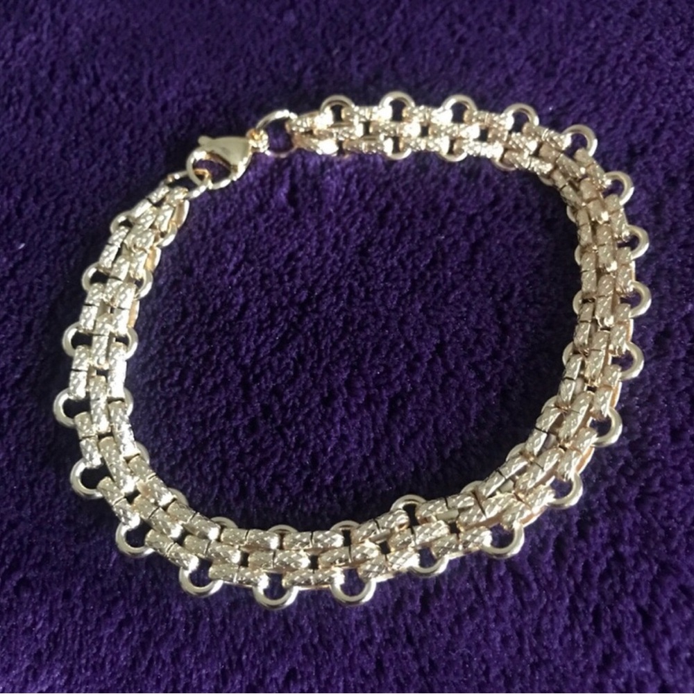 Elegant Gold Women's Bracelet